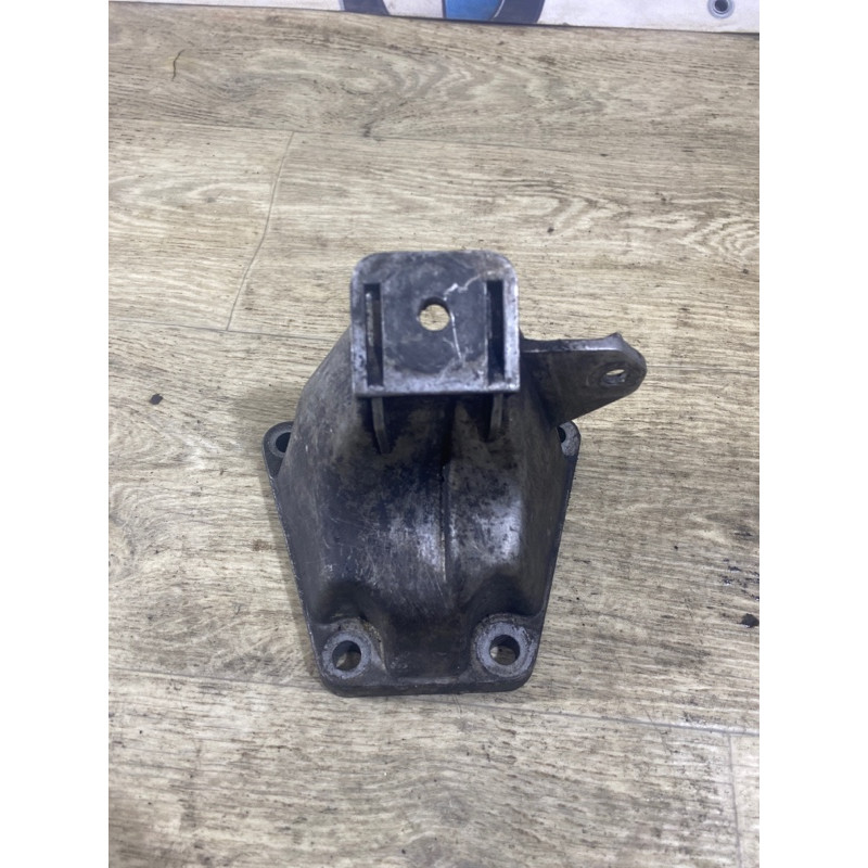 Кронштейн подушки двигателя (кронштейны двигателя) AUDI A6 C5 2001 2.5 AKE 4b0199308
