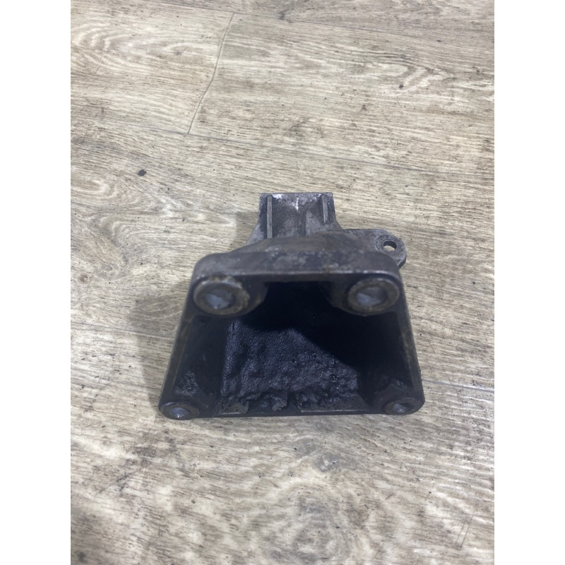 Кронштейн подушки двигателя (кронштейны двигателя) AUDI A6 C5 2001 2.5 AKE 4b0199308