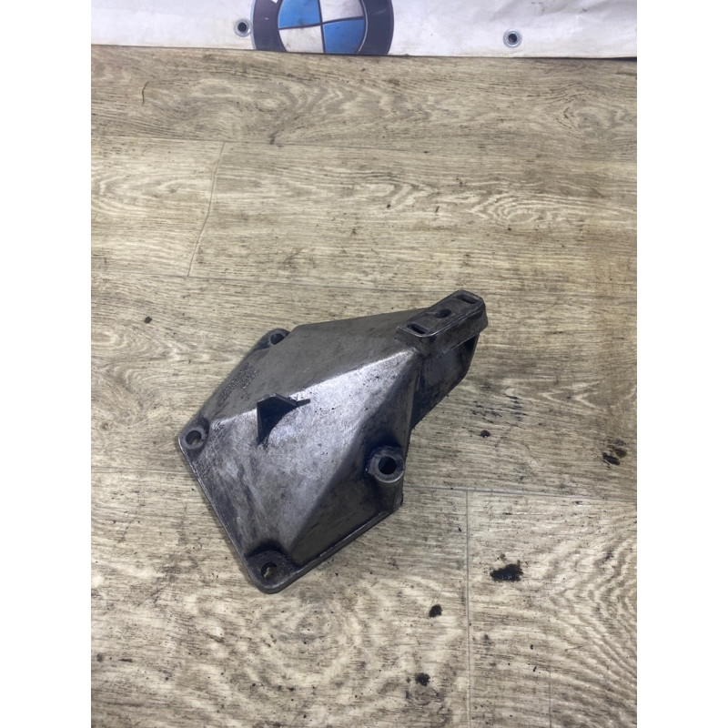 Кронштейн подушки двигателя (кронштейны двигателя) AUDI A6 C5 2001 2.5 AKE 4b0199307c