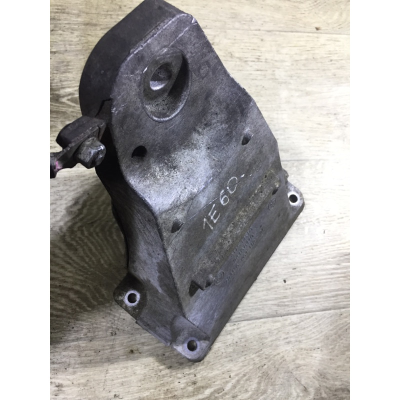 Кронштейн подушки двигателя (кронштейны двигателя) BMW 5-series E60 2004 M54B22 22116761112