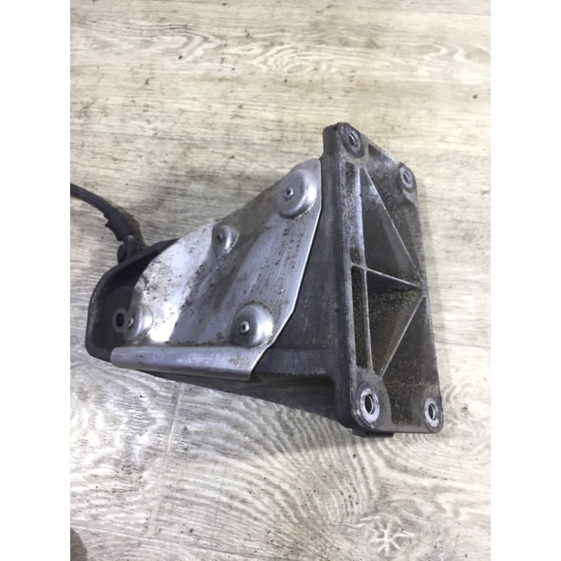 Кронштейн подушки двигателя (кронштейны двигателя) BMW 5-series E60 2004 M54B22 22116761112