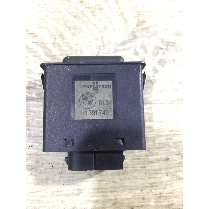 Кнопка подогрева заднего стекла (электрика / кнопки) BMW 5-series E34 61311391749