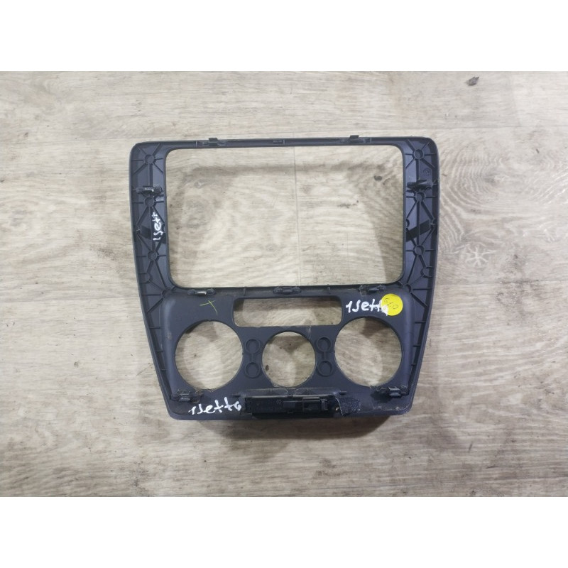 Декоративная накладка торпедо (салон) Volkswagen Jetta MK6 2011 2.0 5c6858071