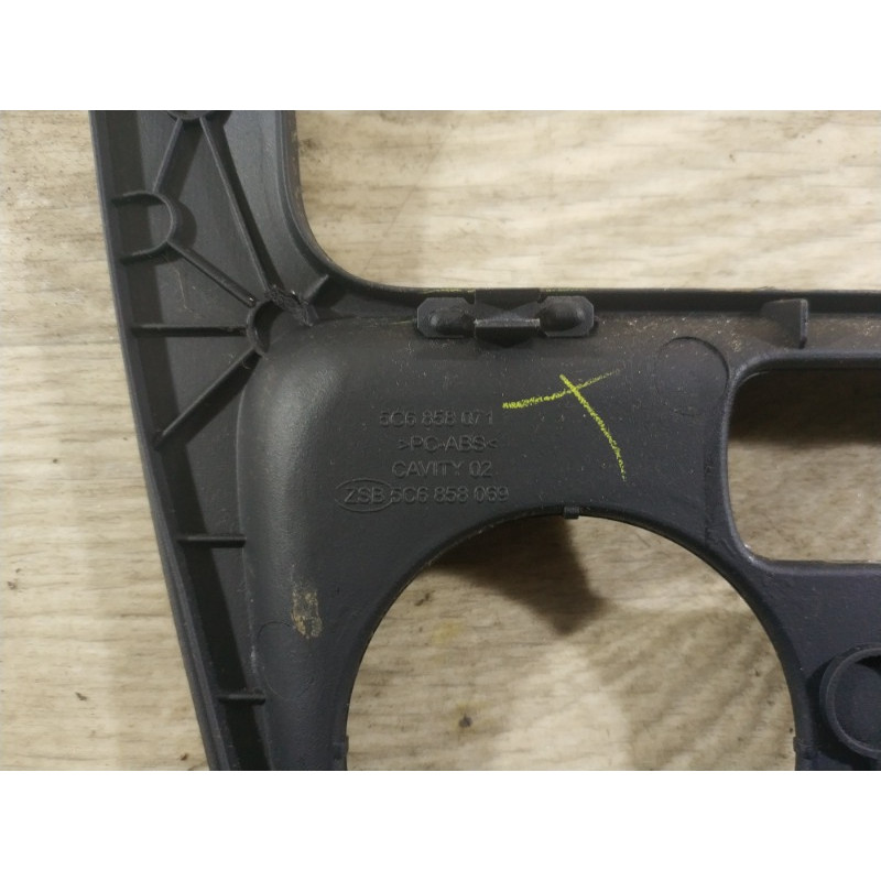 Декоративная накладка торпедо (салон) Volkswagen Jetta MK6 2011 2.0 5c6858071