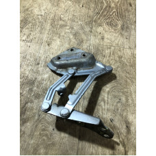 Петля капота