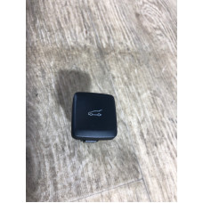 Кнопка открывания крышки багажника