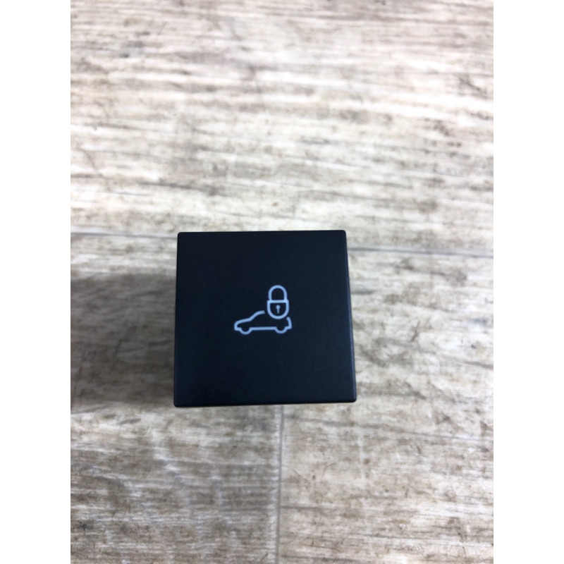 Кнопка открывания крышки багажника (электрика / кнопки) Volkswagen Passat B7 2013 2.5 561962143