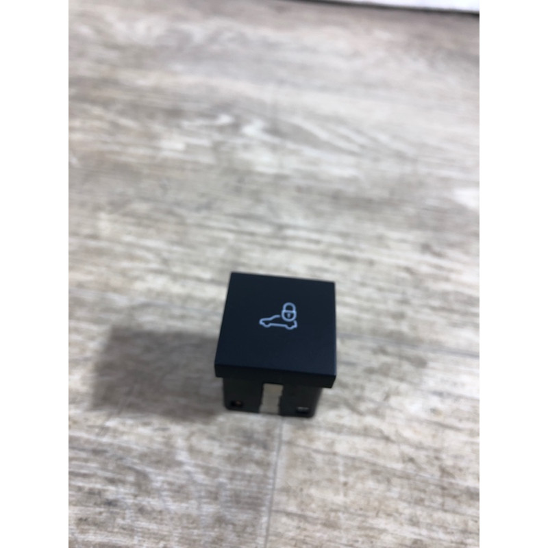 Кнопка открывания крышки багажника (электрика / кнопки) Volkswagen Passat B7 2013 2.5 561962143