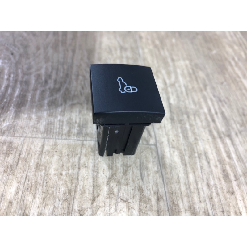 Кнопка открывания крышки багажника (электрика / кнопки) Volkswagen Passat B7 2013 2.5 561962143