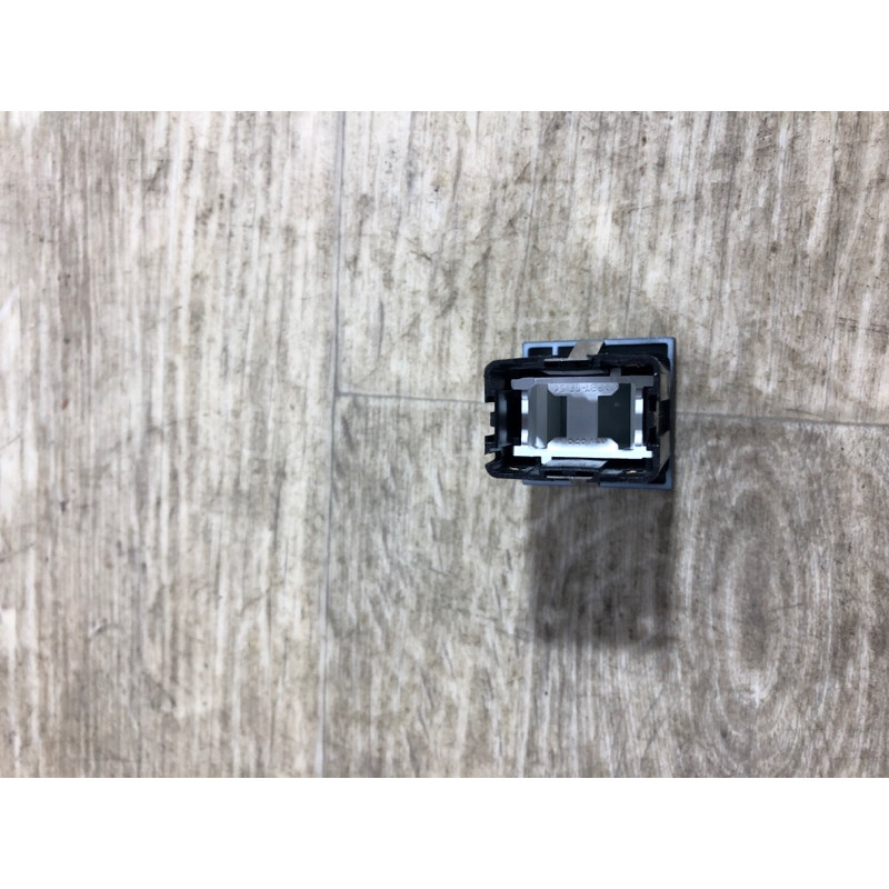 Кнопка открывания крышки багажника (электрика / кнопки) Volkswagen Passat B7 2013 2.5 561962143