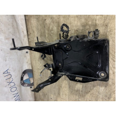 Крепление аккумулятора