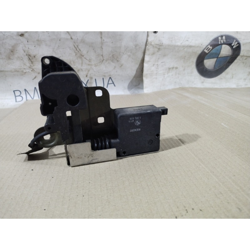 Замок стекла крышки багажника (кузов и элементы) BMW 5-series E34 51248120167