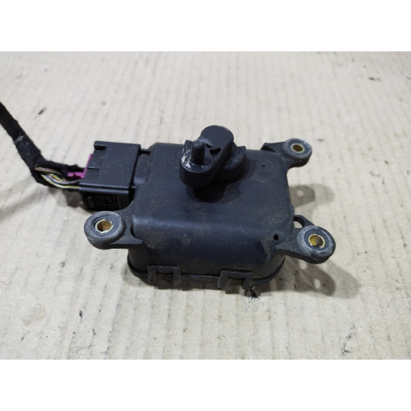 Привод заслонки отопителя (отопление и кондиционирование) AUDI A4 B6 2003 2.0 ALT 4B1820511K