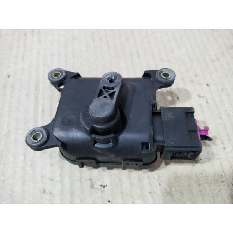 Привод заслонки отопителя (отопление и кондиционирование) AUDI A4 B6 2003 2.0 ALT 4B1820511M