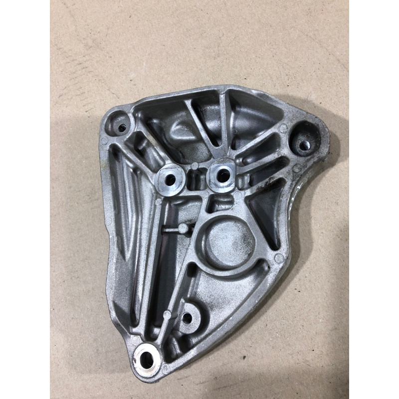 Кронштейн компрессора кондиционера (кронштейны двигателя) CHEVROLET Volt 1 2013 1.4 55569037