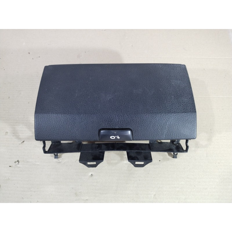 Бардачок центральной консоли (салон) Mazda 6 GG 2004 2.0 RF5 GJ6AG0245