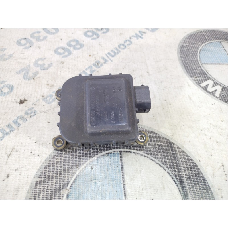 Привод заслонки отопителя (отопление и кондиционирование) Volkswagen Passat B5 2000 2.5 8d1820511b