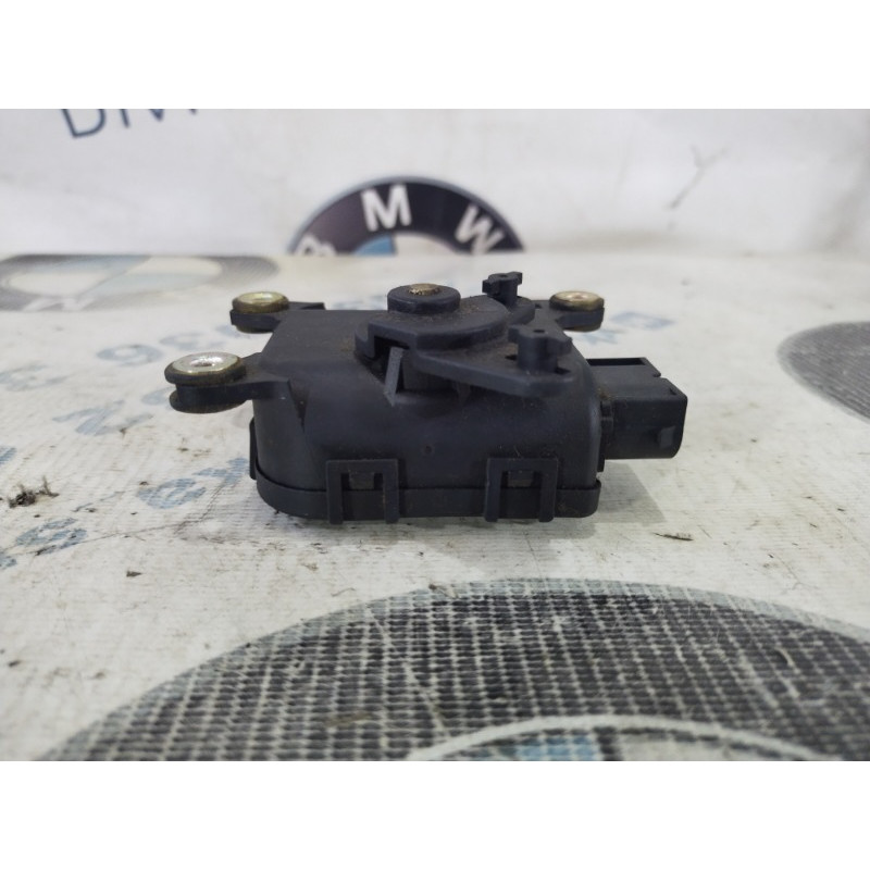 Привод заслонки отопителя (отопление и кондиционирование) Volkswagen Passat B5 2000 2.5 8d1820511b