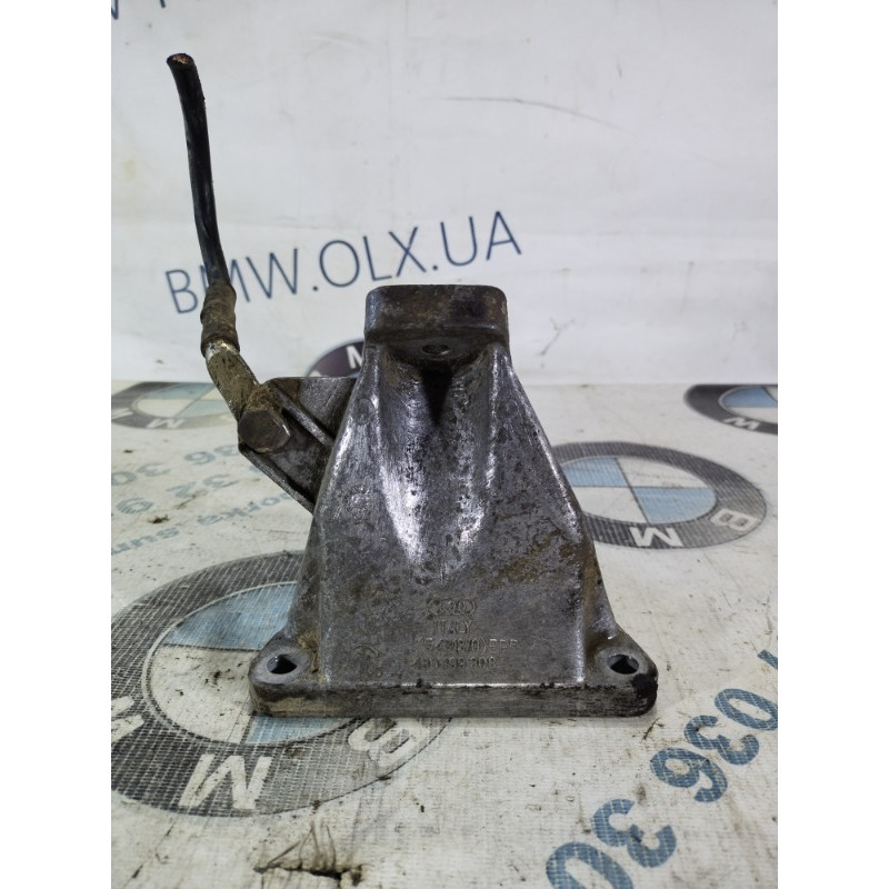 Кронштейн двигателя (кронштейны двигателя) Volkswagen Passat B5 2000 2.5 4b0199308