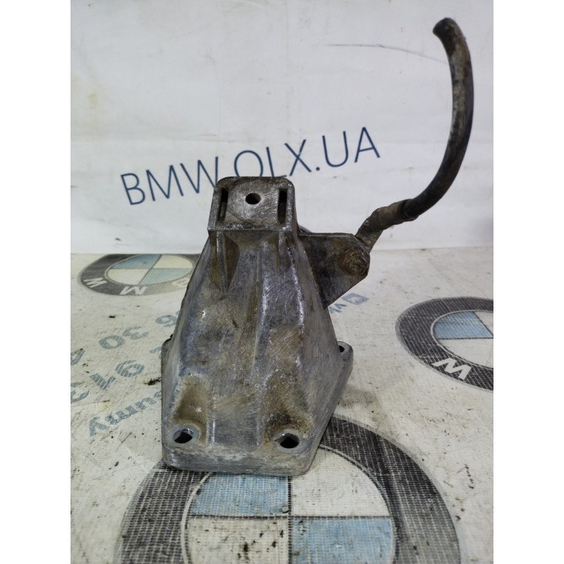 Кронштейн двигателя (кронштейны двигателя) Volkswagen Passat B5 2000 2.5 4b0199308