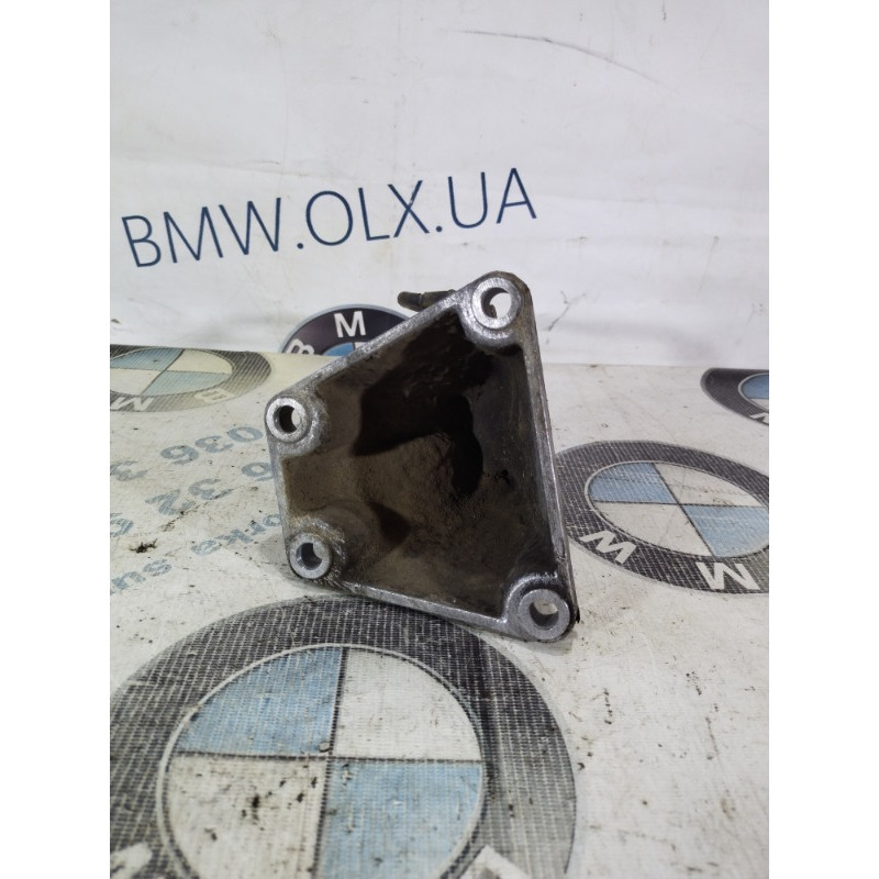 Кронштейн двигателя (кронштейны двигателя) Volkswagen Passat B5 2000 2.5 4b0199308