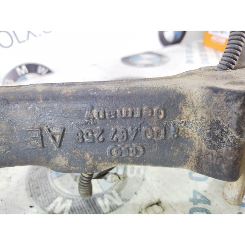 Поворотный кулак (подвеска) Volkswagen Passat B5 2000 2.5 8D0407258AE
