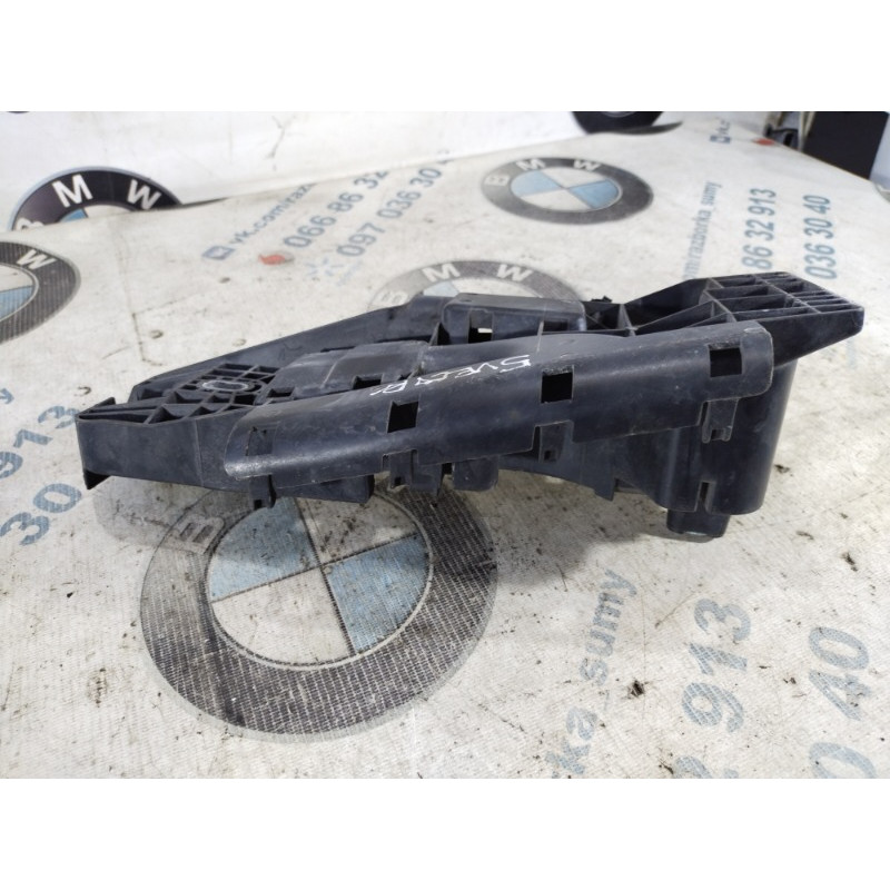 Кронштейн блока предохранителей (кузов и элементы) Opel Vectra C 2005 2.2 SE 24437468