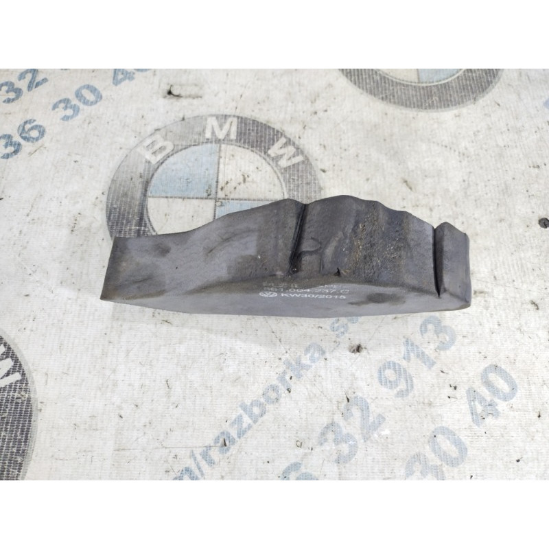 Уплотнитель крыла (кузов и элементы) Volkswagen Passat B8 2016 1.8 561864237c