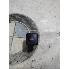 Кнопка открывания крышки багажника