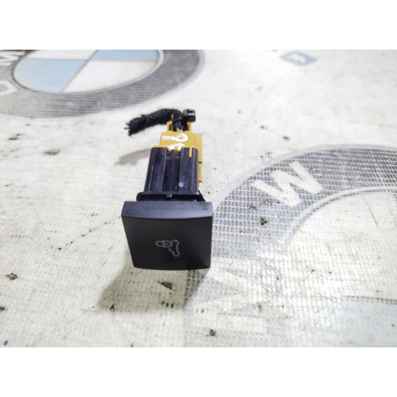 Кнопка открывания крышки багажника (электрика / кнопки) Volkswagen Passat B8 2016 1.8 561962143