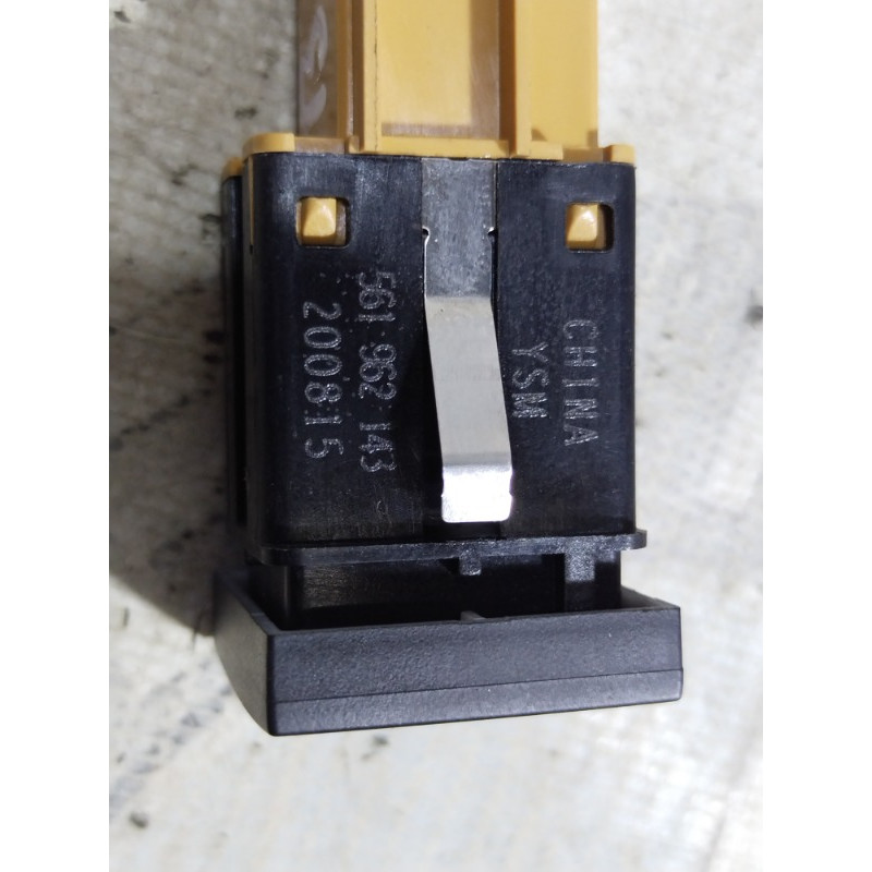 Кнопка открывания крышки багажника (электрика / кнопки) Volkswagen Passat B8 2016 1.8 561962143