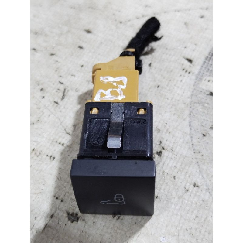 Кнопка открывания крышки багажника (электрика / кнопки) Volkswagen Passat B8 2016 1.8 561962143