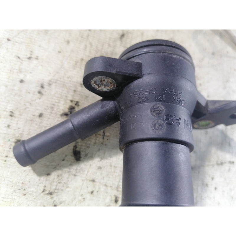 Фланец системы охлаждения (система охлаждения) Volkswagen Passat B8 2016 1.8 06K121132H