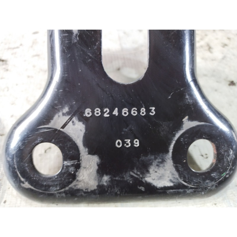 Кронштейн продольного рычага (подвеска) Jeep Compass MP 2018 2.4 68246683aa