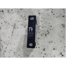 Кнопка открывания крышки багажника