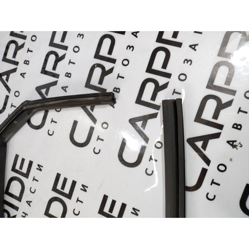 Уплотнитель проема двери (кузов и элементы) Hyundai Sonata YF 2013 2.4 835303Q000