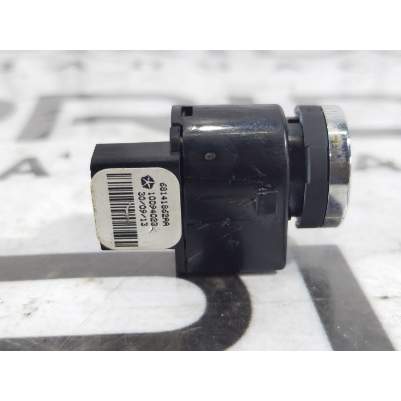 Кнопка открытия лючка топливного бака (электрика / кнопки) Dodge Dart PF 2014 2.4 68141862aa