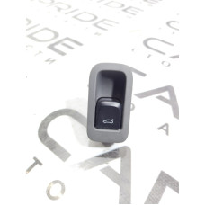 Кнопка открывания крышки багажника