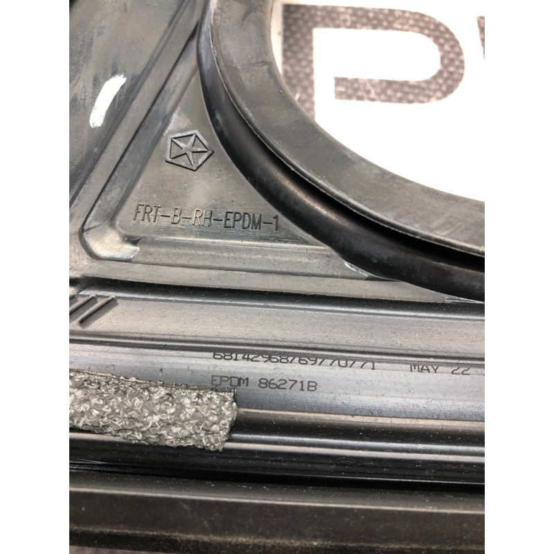 Уплотнитель проема двери (кузов и элементы) Jeep Cherokee KL 2014 3.2 68142968AB