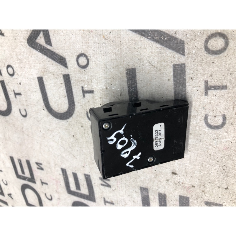 Кнопка регулировки сиденья (электрика / кнопки) Cadillac Xt5 1 2016 3.6 25802502