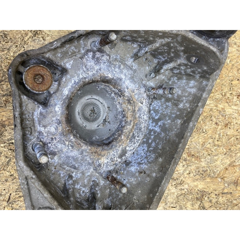 Кронштейн опоры амортизатора (подвеска) Volkswagen Touareg 7L 7L0412391D