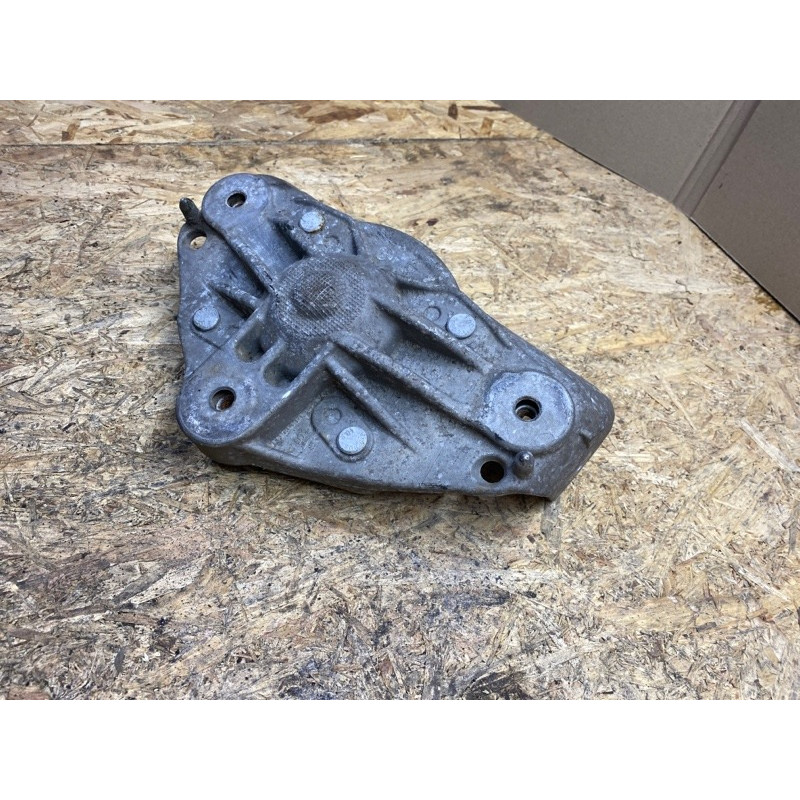 Кронштейн опоры амортизатора (подвеска) Volkswagen Touareg 7L 7L0412391D