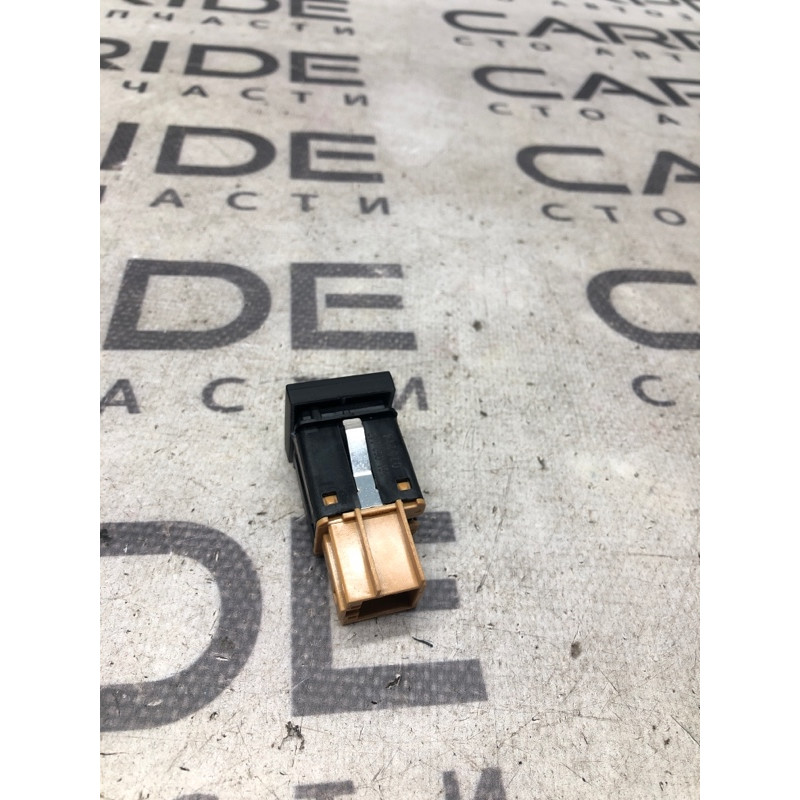 Кнопка открывания крышки багажника (электрика / кнопки) Volkswagen Passat B7 2014 1.8 561962143