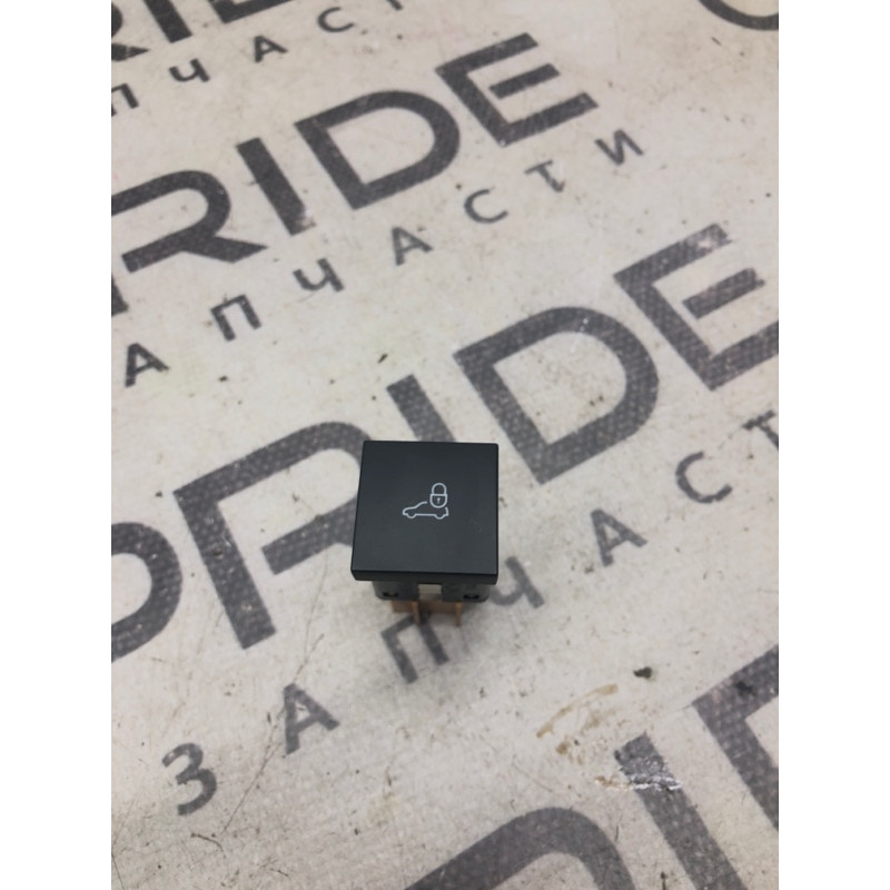 Кнопка открывания крышки багажника (электрика / кнопки) Volkswagen Passat B7 2014 1.8 561962143