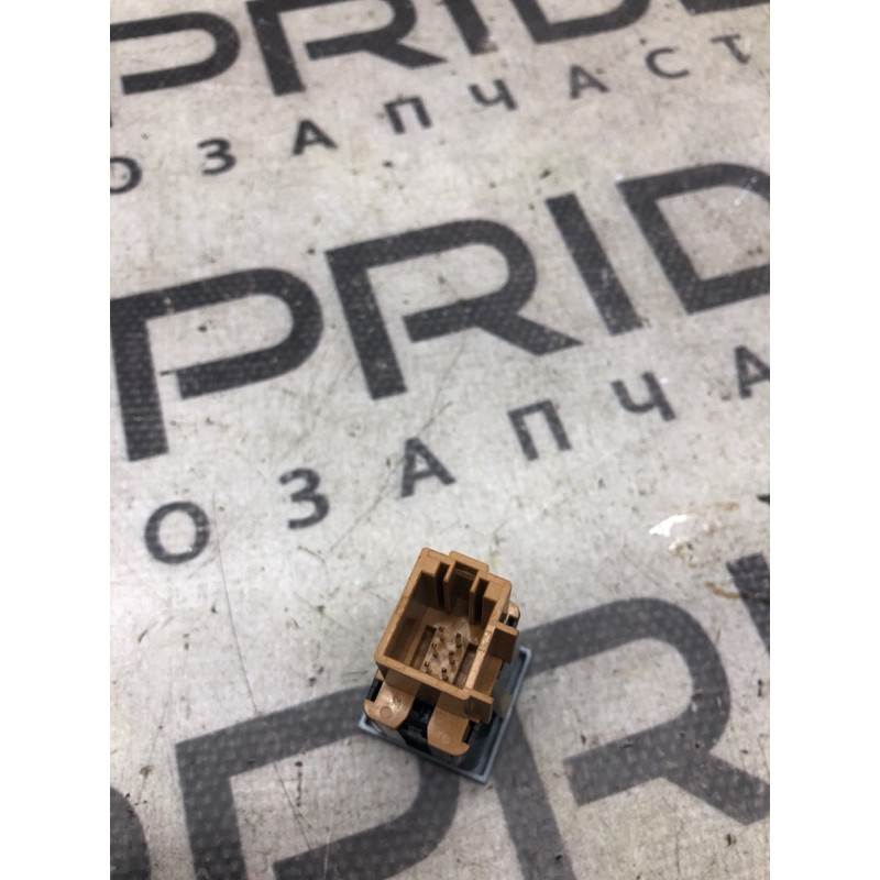 Кнопка открывания крышки багажника (электрика / кнопки) Volkswagen Passat B7 2014 1.8 561962143