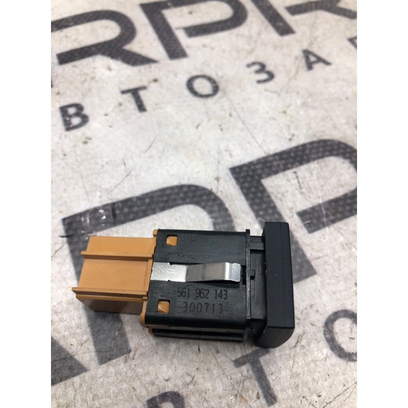 Кнопка открывания крышки багажника (электрика / кнопки) Volkswagen Passat B7 2014 1.8 561962143