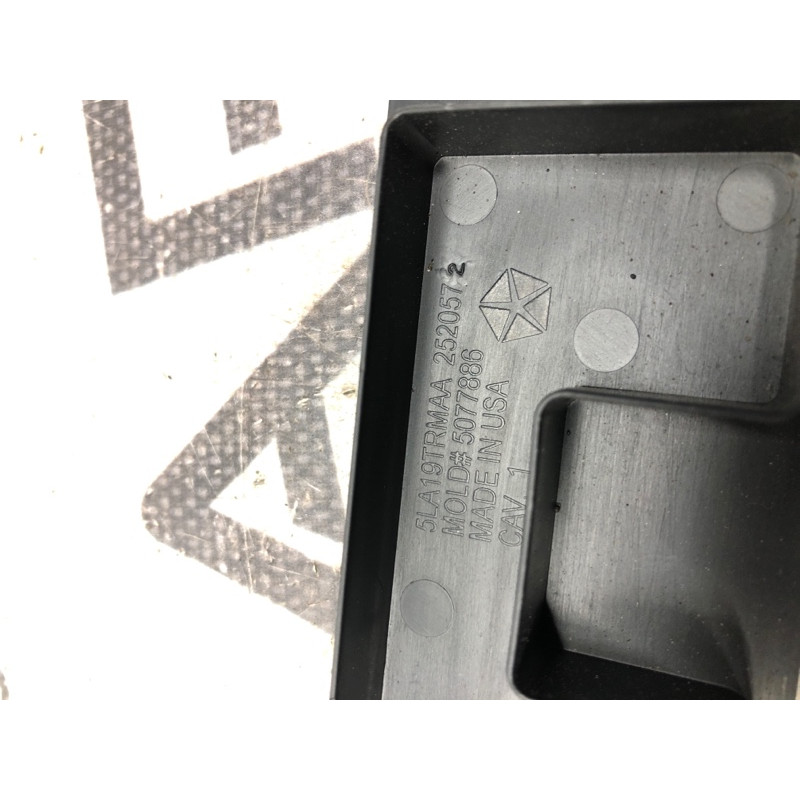 Накладка центральной консоли (салон) Jeep Cherokee KL 2014 3.2 5la19trmaa