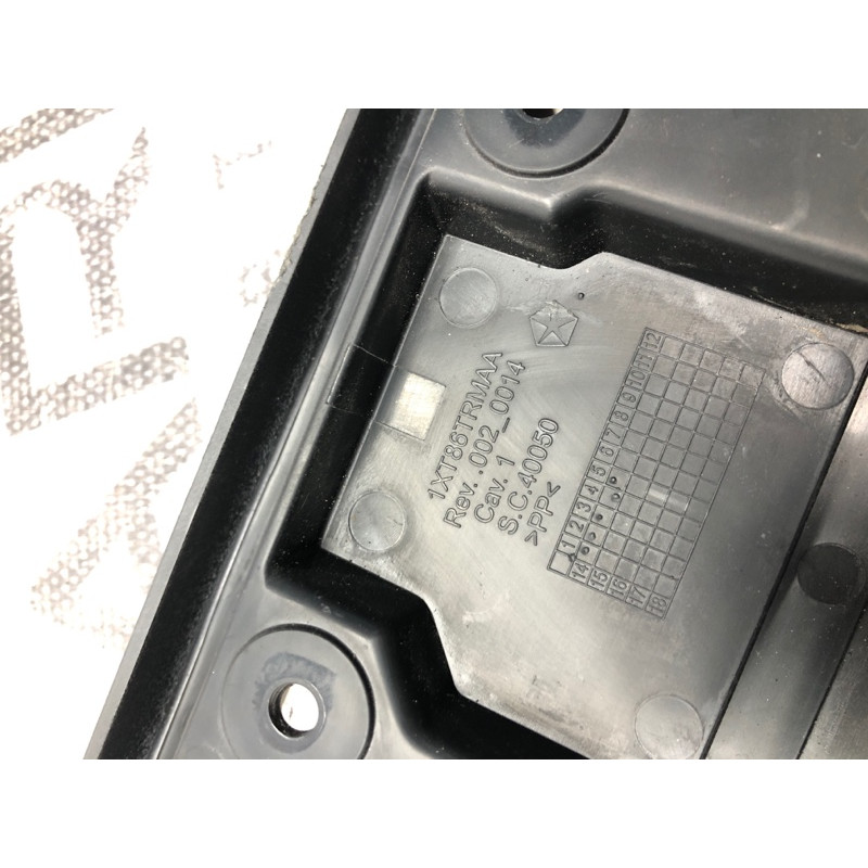 Заглушка сидения (салон) Jeep Cherokee KL 2014 3.2 1xt86trmaa