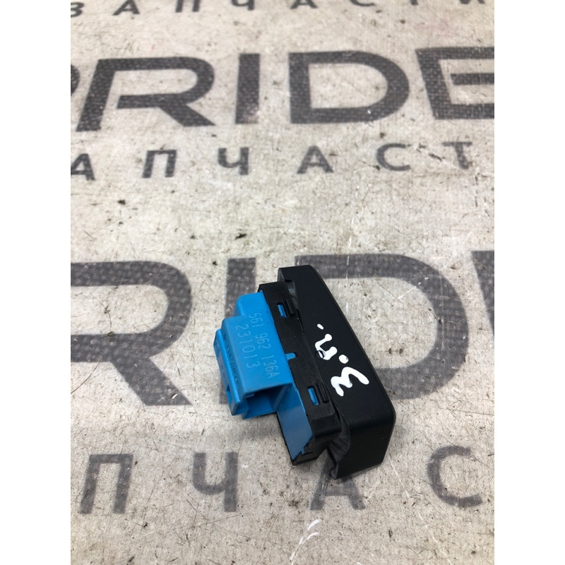 Кнопка блокировки центрального замка (электрика / кнопки) Volkswagen Passat B7 2014 1.8 561962136a