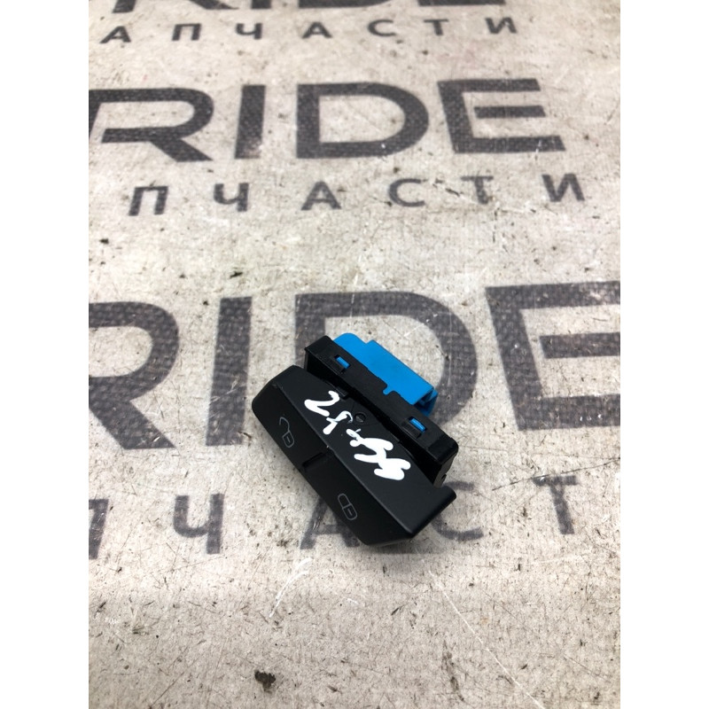 Кнопка блокировки центрального замка (электрика / кнопки) Volkswagen Passat B7 2014 1.8 561962136a